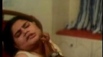 बाथरूम में एक नर्स के साथ हिंदी सेक्सी मूवी चलने वाली